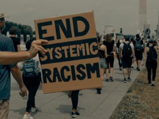 Anti-racismeorganisaties komen vanavond met alternatief voor NPO-debat met Jort Kelder