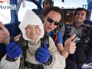 102-jarige oma is 's werelds oudste skydiver