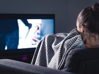 Je kan $1000 verdienen met het bingewatchen van horrorfilms op Halloween