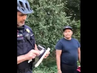 Politieagent pakt schaamteloos geld af van hotdogverkoper