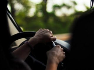 Politie beboet meisje (13) dat met 120 km/u over snelweg reed