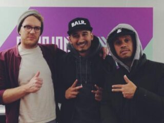 Rappende presentator Nesim ‘Najih’ bij Sunday Service en Ali B hangt aan de telefoon