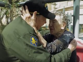Amerikaanse soldaat en Franse geliefde na 75 jaar herenigd