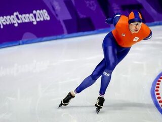 Amerikaanse presentatrice denkt dat Nederlanders op schaatsen naar werk gaan