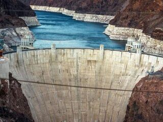 Dronken Brit zwemt levensgevaarlijk Hoover Dam over