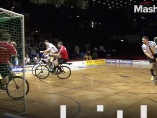 Dit is waarschijnlijk de raarste sport ever: fietsbal