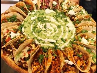 OMG, deze pizza zit vol met taco's en guacamole!