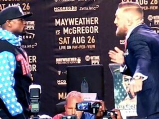 Floyd Mayweather en Conor McGregor tegenover elkaar in intense staredown