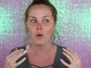 VIDEO: Beauty-blogger filmt tijdens eigen hersenoperatie