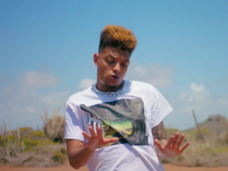 Ronnie Flex brengt eiland-vibes mee in nieuwe clip van 'Achteruit'