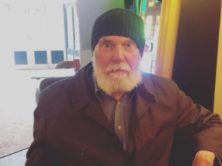 Het aangrijpende verhaal van een eenzame oude man die dagelijks een biertje kwam drinken