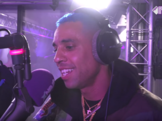 Bizzey spit live op WOO HAH! tijdens The Line King-challenge