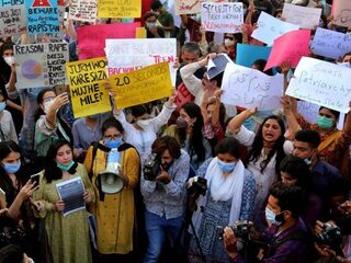 Vrouwenprotest Pakistan nadat politiechef schuld groepsverkrachting bij slachtoffer legt