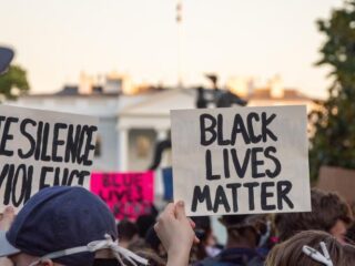 Ochtendkranten besteden uitgebreid aandacht aan racisme