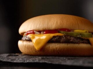 Achtjarig jongetje steelt auto en rijdt met vierjarig zusje naar fastfoodketen