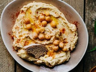 Zo makkelijk is het om zelf hummus te maken
