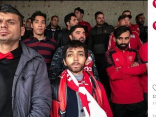 Fotoserie laat zien hoe Iraanse vrouwelijke voetbalsupporters zich vermommen als man