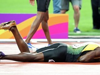 Usain Bolt valt neer door blessure tijdens afscheidswedstrijd