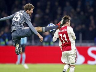 Müller bezocht kleedkamer Ajax om excuses te maken voor bizarre karatetrap