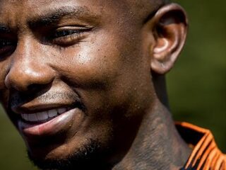 Eljero Elia gaat gezinnen in Haagse achterstandswijken helpen