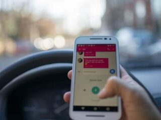 Politie krijgt binnenkort flitscamera's tegen appen achter het stuur