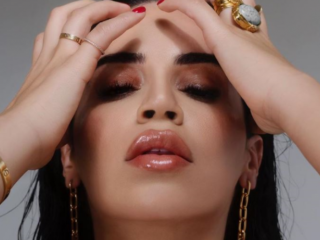 Selma Omari zingt in debuutsingle 'Allang' over break-up met Boef