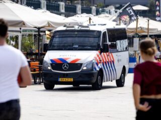 Twee verdachten van steekpartij Scheveningen blijven vastzitten