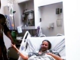 The Rock verrast ongeneeslijk zieke oma die in ziekenhuis ligt