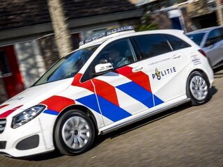 Agent slaat brutaal en schoppend meisje (17) met wapenstok