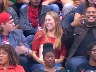 Epic kiss cam momentje: vrouw kust vreemde, omdat vriend niet wil