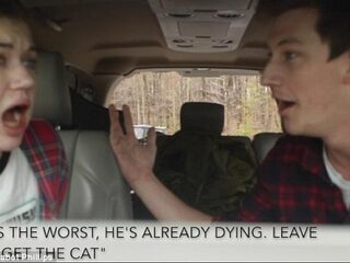 VIDEO: Broers halen zombie-grap uit met versufte zusje na operatie