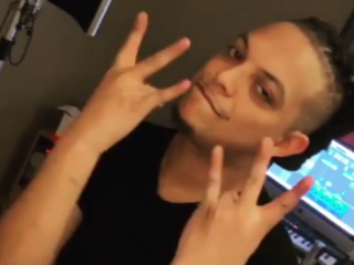 Ronnie Flex geeft voorproefje van nieuwe muziek met lines over Feis