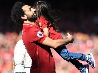 5-jarig dochtertje van Mo Salah steelt de show bij Liverpool
