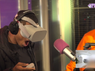 Caza en Poke kijken VR-porno en proberen te zingen