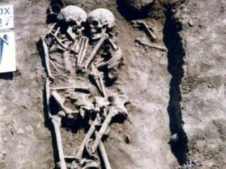 Skeletten van lovers gevonden die elkaar al 3000 jaar omhelzen