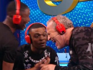 VIDEO: Mella en Sjaf (Broederliefde) schreeuwen zich kapot in Jandino's spelshow