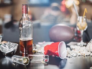 Britse tiener krijgt coronaboete van 10.800 euro na feestje