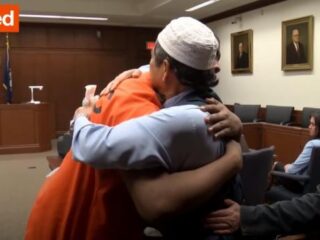 Vader vergeeft moordenaar van zoon in rechtszaal