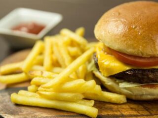 11-jarig meisje vindt xtc-pil in hamburger van kindermenu