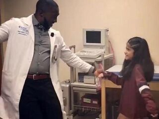 Deze 'Dancing Doctor' vrolijkt zieke kinderen op