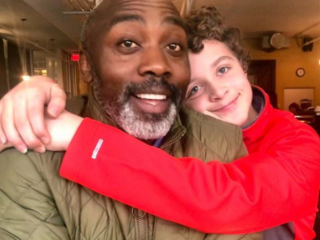 Man adopteert 13-jarige jongen nadat adoptieouders hem achterlieten