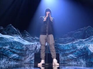 Eminem doet een geweldige live versie van Walk On Water tijdens de MTV EMA's