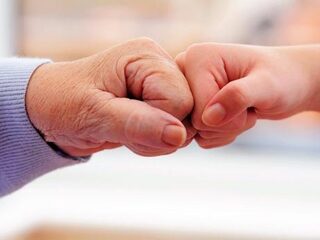 Syrische broertjes zoeken een oma om mee te wandelen