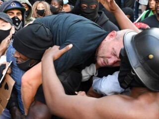 Black Lives Matter-demonstrant redt extreemrechtse man en de foto gaat viraal