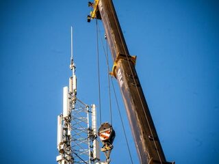 Opnieuw twee zendmasten in brand gestoken