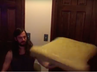 VIDEO: Man brengt kussens spinnen naar een heel ander level