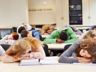 "Vroeg je bed uit voor school is helemaal niet goed voor je"