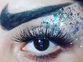 Het is weer tijd voor een nieuwe, bizarre Instagramtrend: de nikebrow