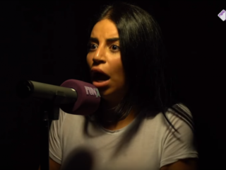 Gestreste Selma Omari wordt leip tijdens 'De DiXte confessions'