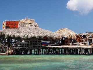 Droombaan: barman/-vrouw op zee in een tropisch paradijs